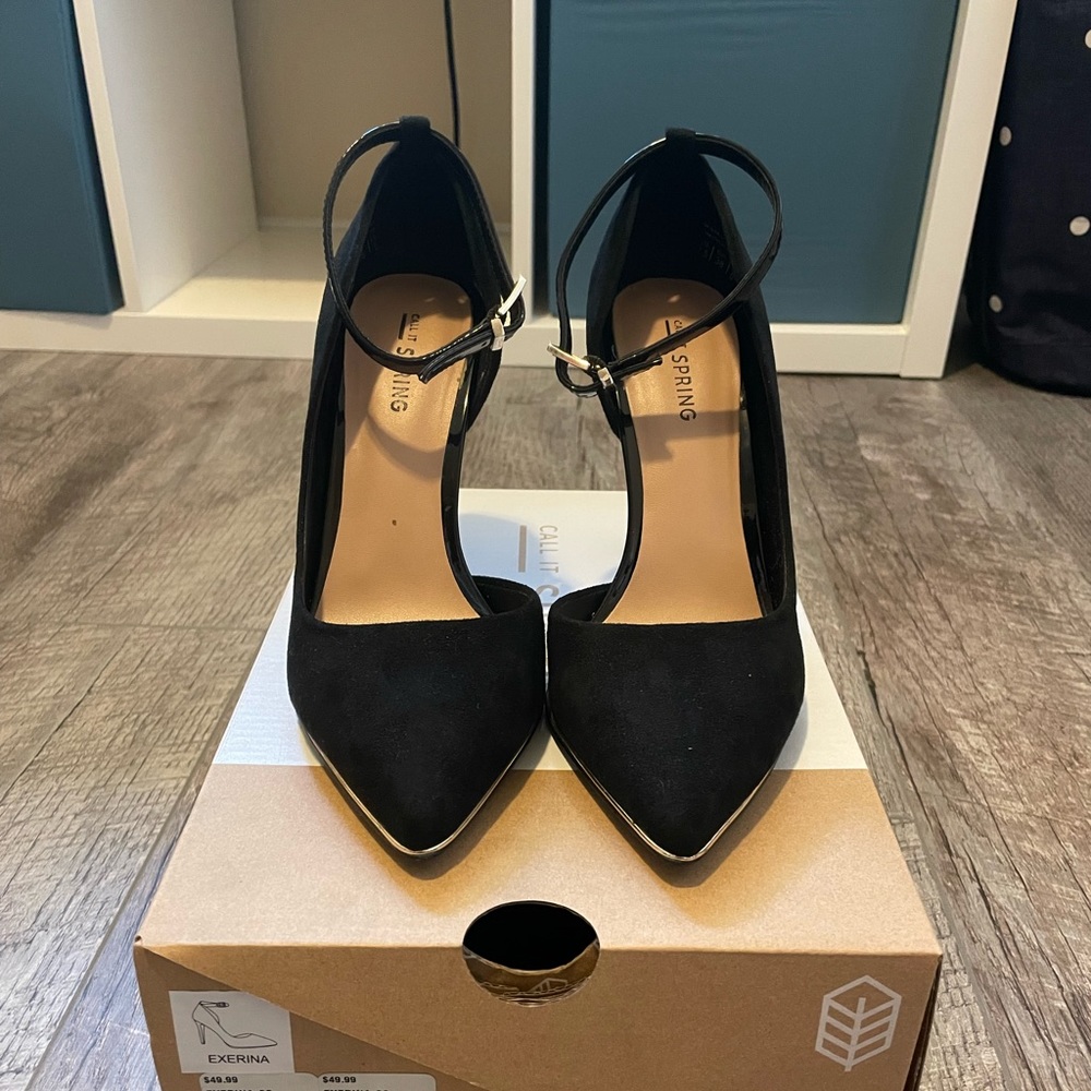 Black pumps